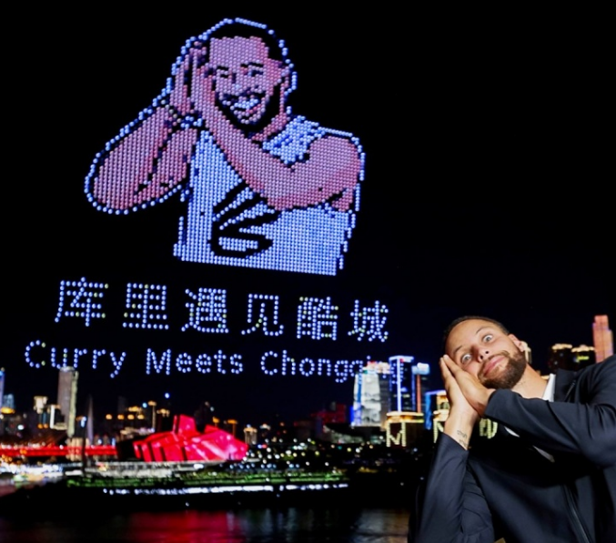 西球迷冲进 西球迷冲进