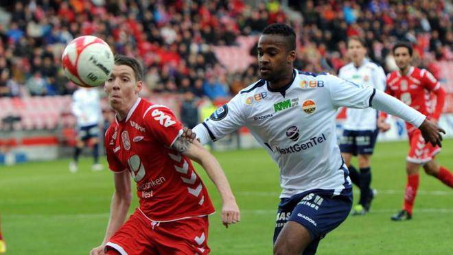 甲赛场上摸, 从而在联赛, 定的表现 甲赛场上摸, 从而在联赛, 定的表现